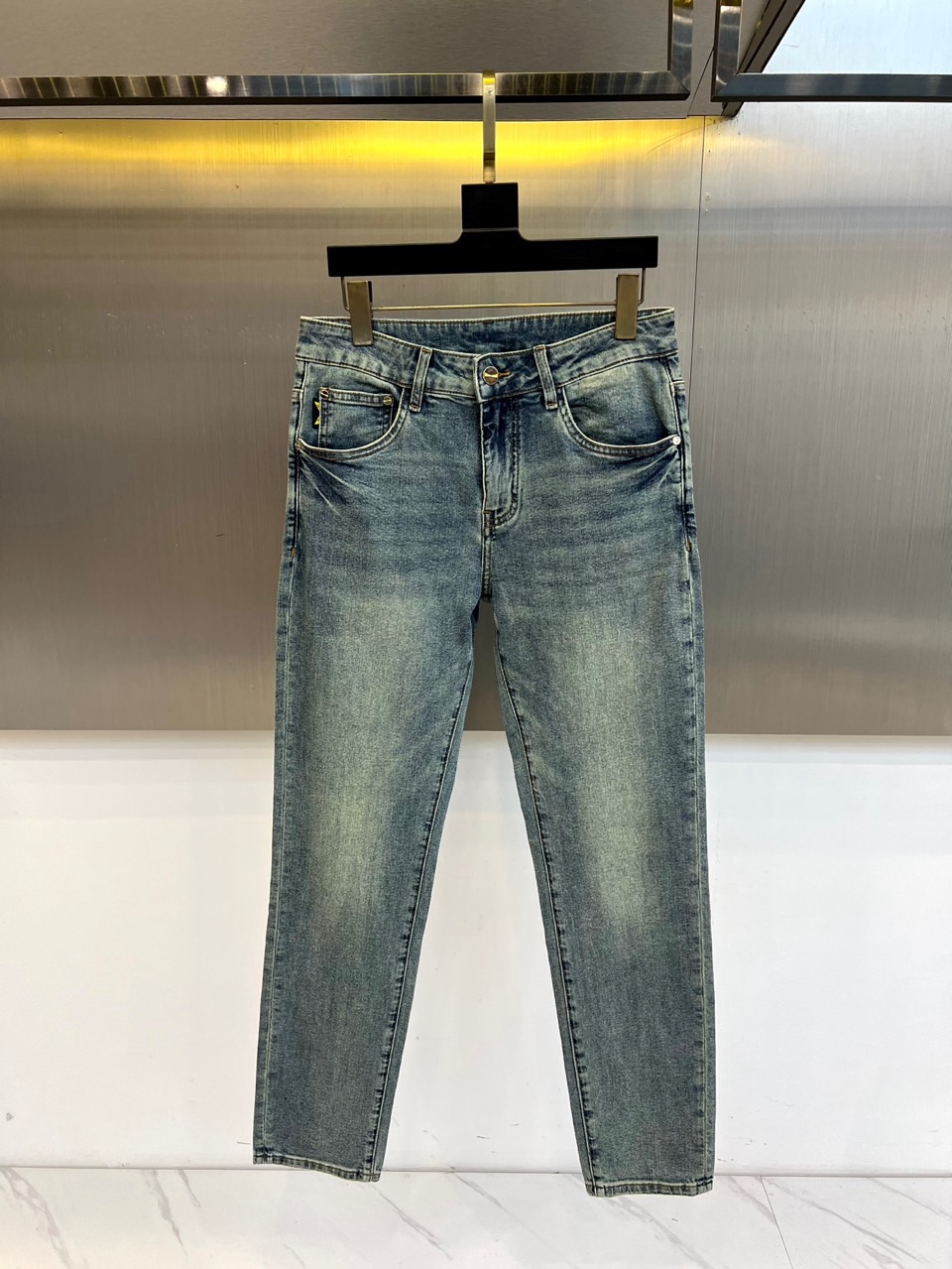 Fend芬迪、2026春夏新品牛仔裤，打造都市轻奢休闲新标杆。后腰处醒目FF字母皮牌彰显品牌辨识度，右后