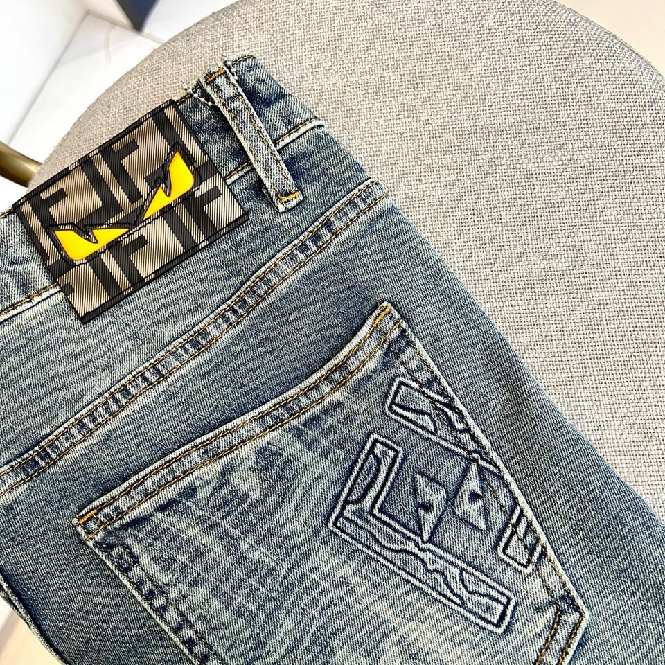 Fend芬迪、2026春夏新品牛仔裤，打造都市轻奢休闲新标杆。后腰处醒目FF字母皮牌彰显品牌辨识度，右后