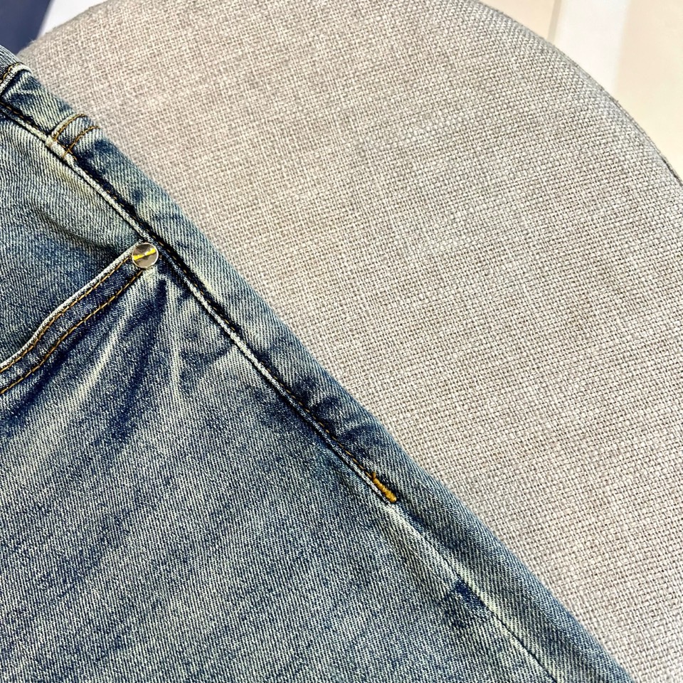 Fend芬迪、2026春夏新品牛仔裤，打造都市轻奢休闲新标杆。后腰处醒目FF字母皮牌彰显品牌辨识度，右后