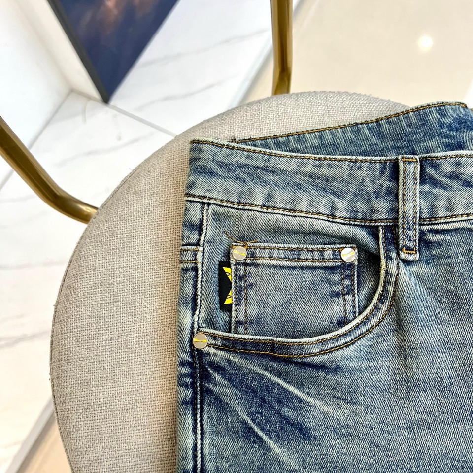 Fend芬迪、2026春夏新品牛仔裤，打造都市轻奢休闲新标杆。后腰处醒目FF字母皮牌彰显品牌辨识度，右后
