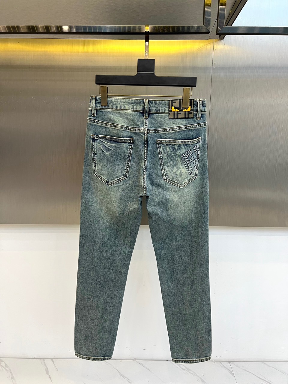 Fend芬迪、2026春夏新品牛仔裤，打造都市轻奢休闲新标杆。后腰处醒目FF字母皮牌彰显品牌辨识度，右后