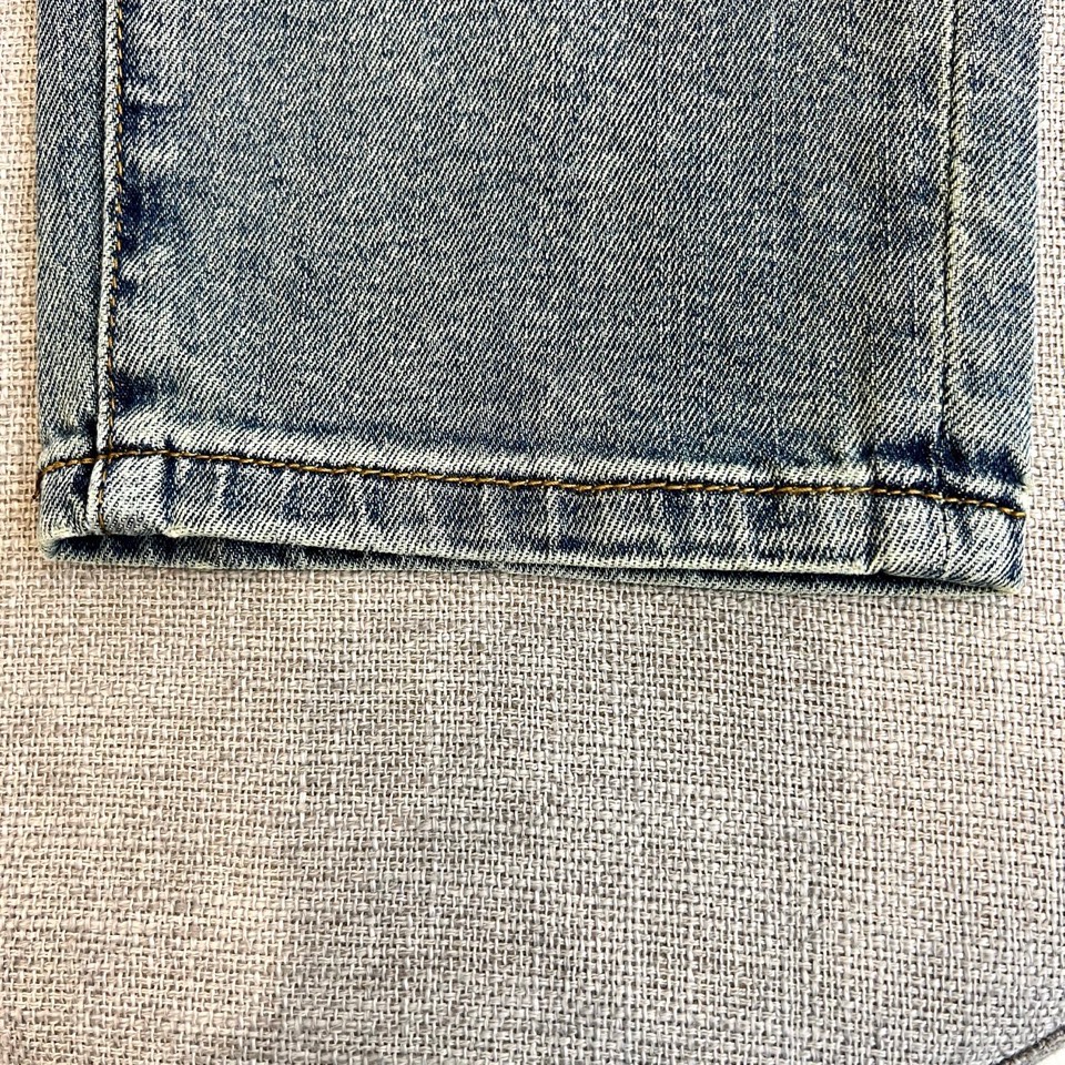 Fend芬迪、2026春夏新品牛仔裤，打造都市轻奢休闲新标杆。后腰处醒目FF字母皮牌彰显品牌辨识度，右后