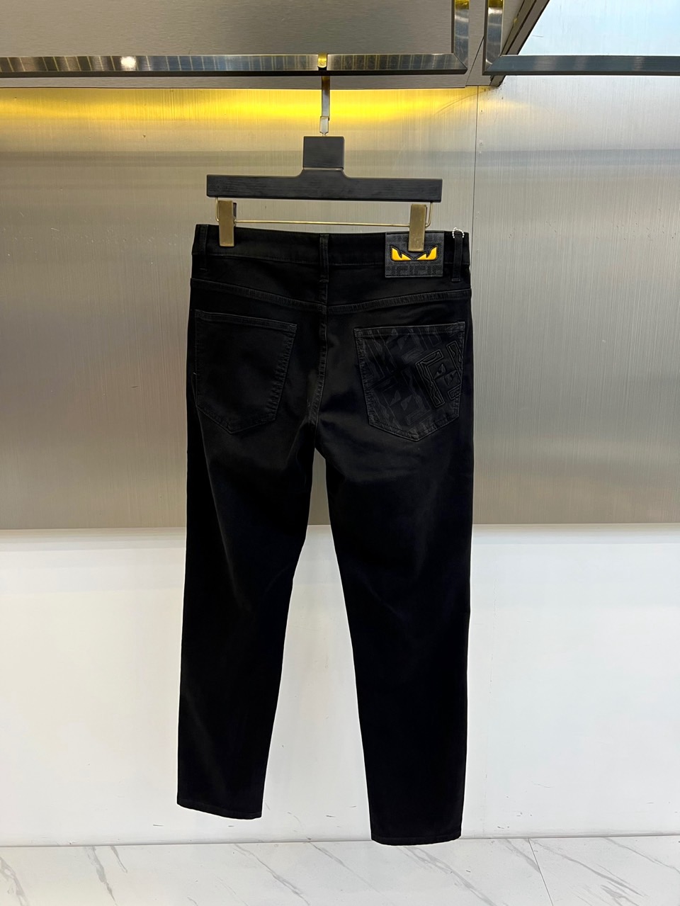 Fend芬迪、2026春夏新品牛仔裤，打造都市轻奢休闲新标杆。后腰处醒目FF字母皮牌彰显品牌辨识度，右后