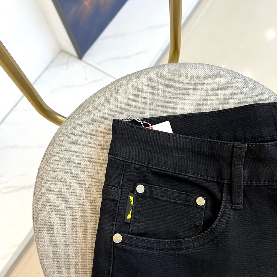 Fend芬迪、2026春夏新品牛仔裤，打造都市轻奢休闲新标杆。后腰处醒目FF字母皮牌彰显品牌辨识度，右后