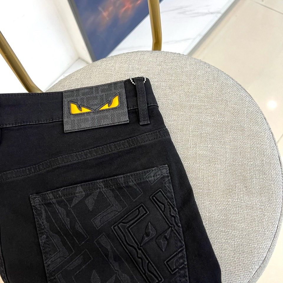 Fend芬迪、2026春夏新品牛仔裤，打造都市轻奢休闲新标杆。后腰处醒目FF字母皮牌彰显品牌辨识度，右后