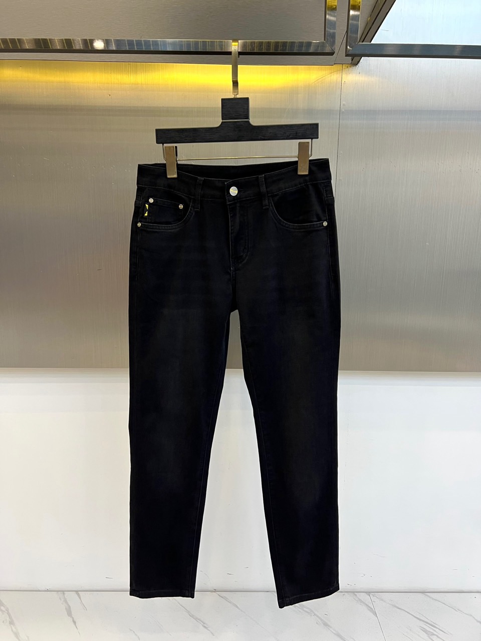 Fend芬迪、2026春夏新品牛仔裤，打造都市轻奢休闲新标杆。后腰处醒目FF字母皮牌彰显品牌辨识度，右后