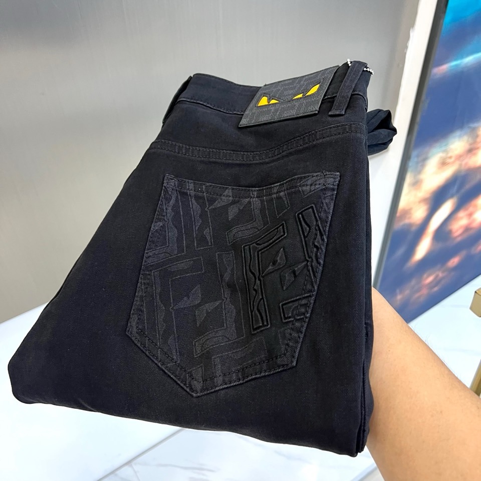 Fend芬迪、2026春夏新品牛仔裤，打造都市轻奢休闲新标杆。后腰处醒目FF字母皮牌彰显品牌辨识度，右后