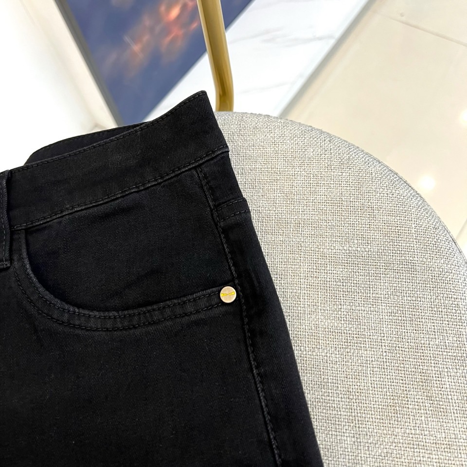 Fend芬迪、2026春夏新品牛仔裤，打造都市轻奢休闲新标杆。后腰处醒目FF字母皮牌彰显品牌辨识度，右后