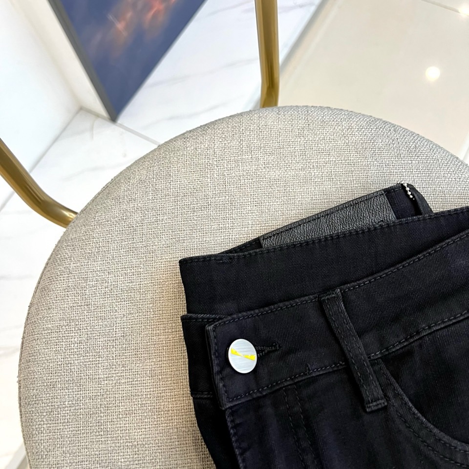 Fend芬迪、2026春夏新品牛仔裤，打造都市轻奢休闲新标杆。后腰处醒目FF字母皮牌彰显品牌辨识度，右后