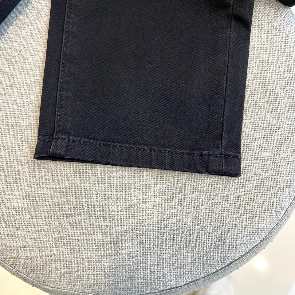 Fend芬迪、2026春夏新品牛仔裤，打造都市轻奢休闲新标杆。后腰处醒目FF字母皮牌彰显品牌辨识度，右后