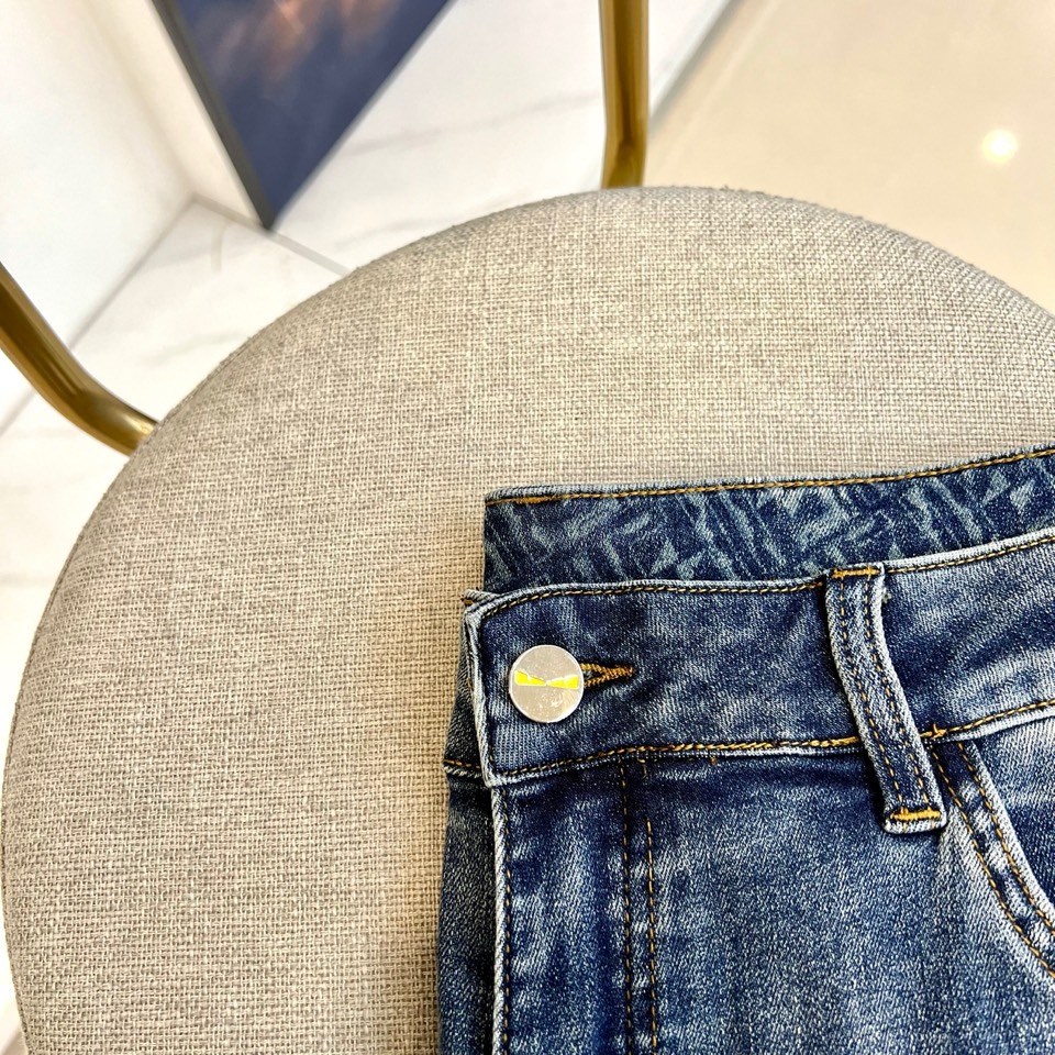 Fend芬迪、2026春夏新品牛仔裤，以利落修身版型重塑都市休闲美学。经典丹宁面料融合微弹特性，兼顾挺括