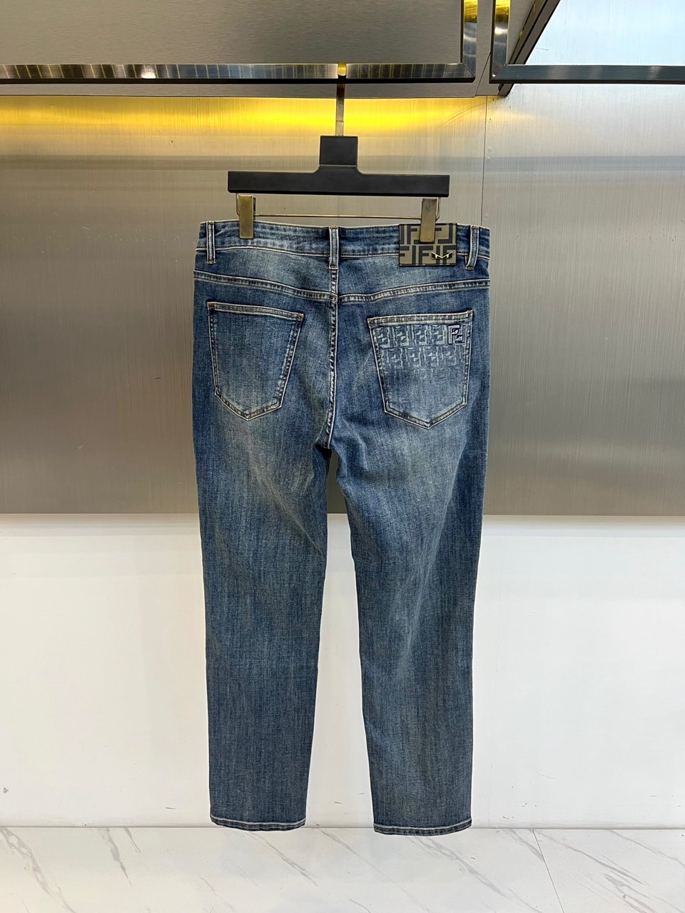 Fend芬迪、2026春夏新品牛仔裤，以利落修身版型重塑都市休闲美学。经典丹宁面料融合微弹特性，兼顾挺括