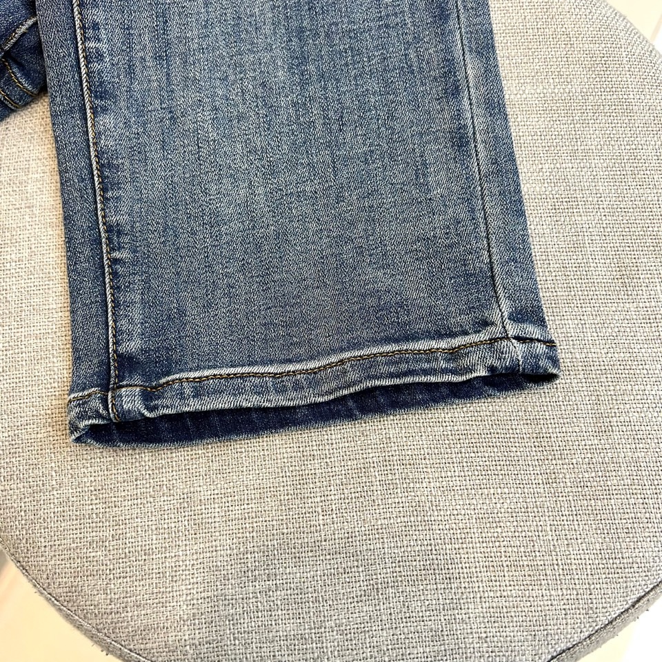 Fend芬迪、2026春夏新品牛仔裤，以利落修身版型重塑都市休闲美学。经典丹宁面料融合微弹特性，兼顾挺括