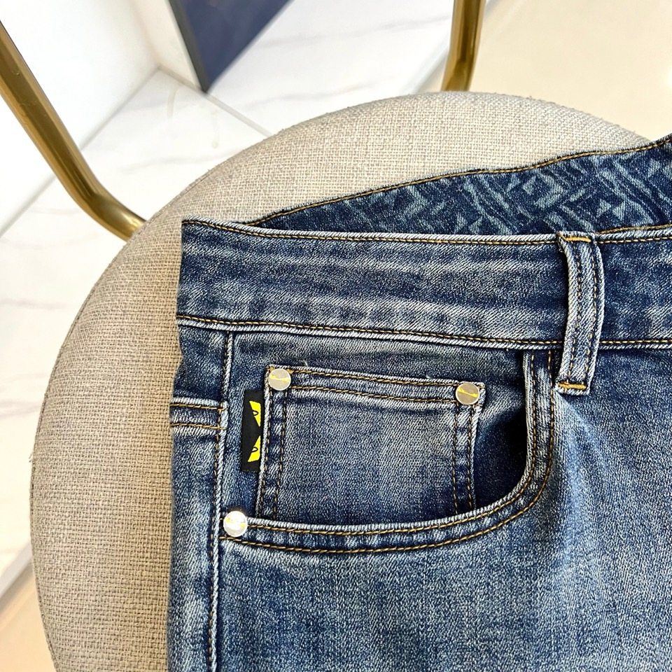 Fend芬迪、2026春夏新品牛仔裤，以利落修身版型重塑都市休闲美学。经典丹宁面料融合微弹特性，兼顾挺括