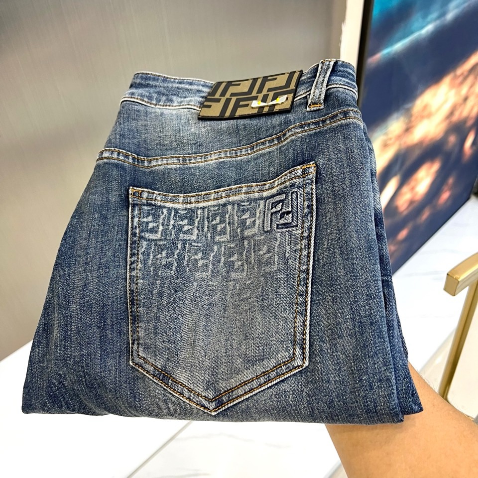 Fend芬迪、2026春夏新品牛仔裤，以利落修身版型重塑都市休闲美学。经典丹宁面料融合微弹特性，兼顾挺括