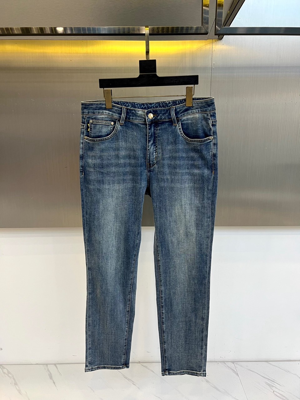 Fend芬迪、2026春夏新品牛仔裤，以利落修身版型重塑都市休闲美学。经典丹宁面料融合微弹特性，兼顾挺括