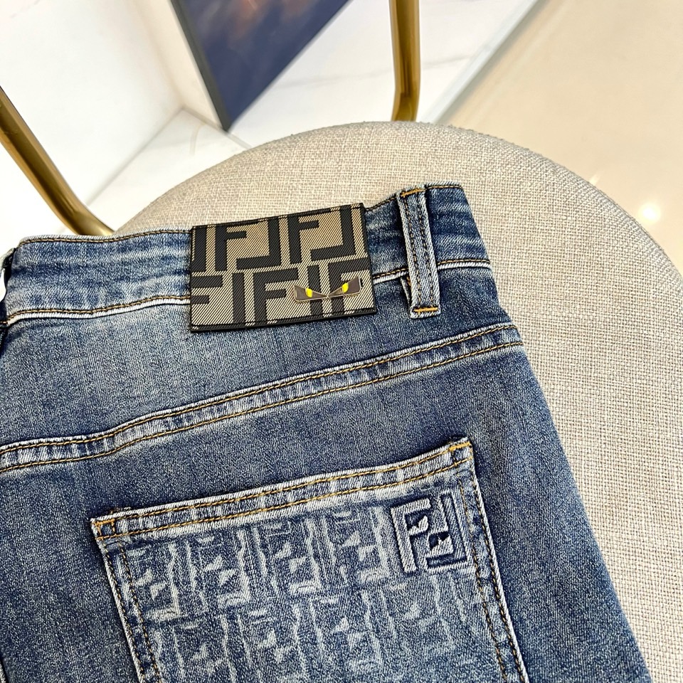 Fend芬迪、2026春夏新品牛仔裤，以利落修身版型重塑都市休闲美学。经典丹宁面料融合微弹特性，兼顾挺括