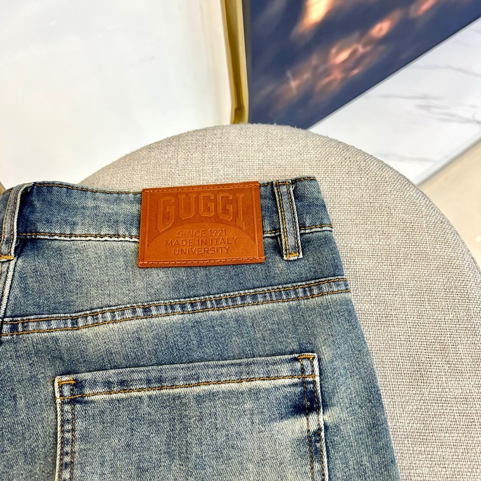 Gucc古驰、2026春夏新品牛仔裤重磅登场，这条牛仔裤以街头潮流与轻奢设计碰撞出独特风格。经典水洗牛仔