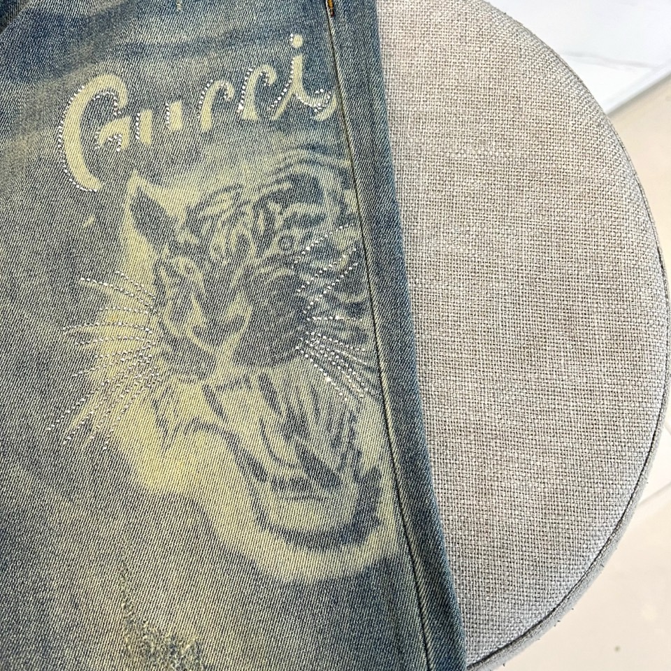 Gucc古驰、2026春夏新品牛仔裤重磅登场，这条牛仔裤以街头潮流与轻奢设计碰撞出独特风格。经典水洗牛仔