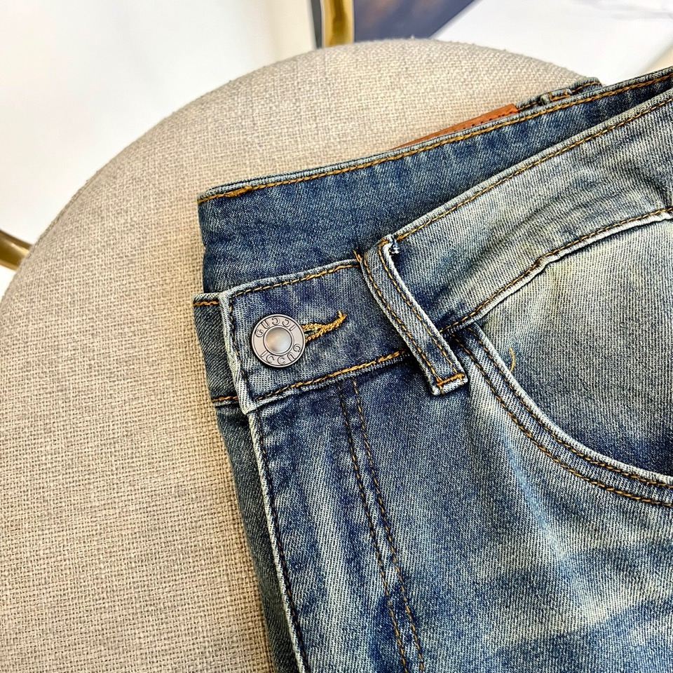 Gucc古驰、2026春夏新品牛仔裤重磅登场，这条牛仔裤以街头潮流与轻奢设计碰撞出独特风格。经典水洗牛仔