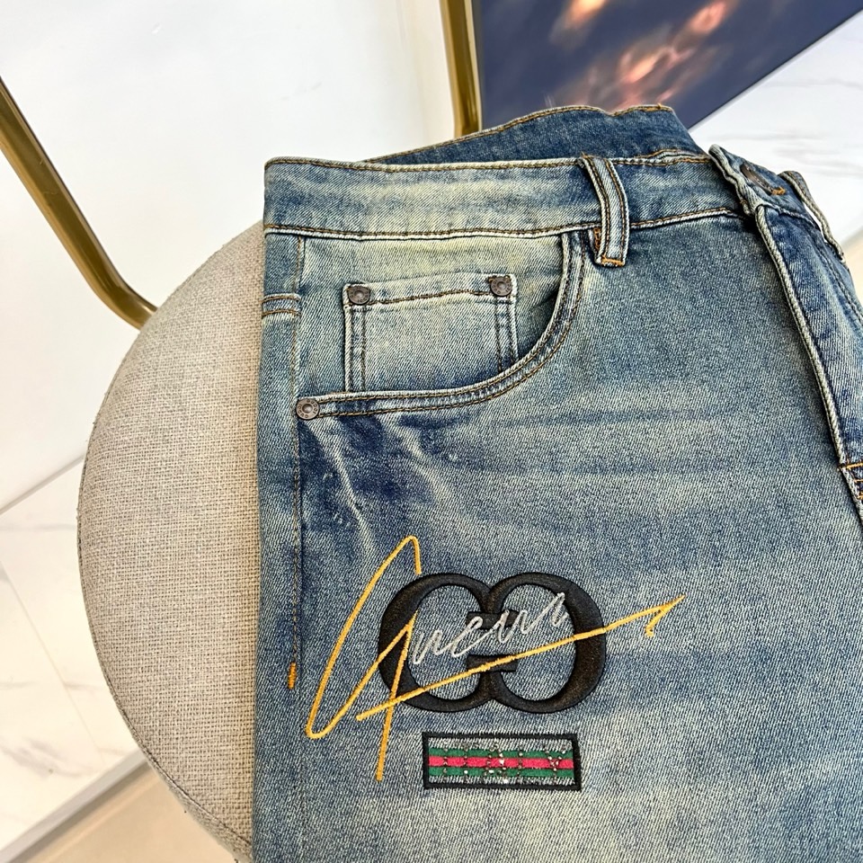 Gucc古驰、2026春夏新品牛仔裤重磅登场，这条牛仔裤以街头潮流与轻奢设计碰撞出独特风格。经典水洗牛仔