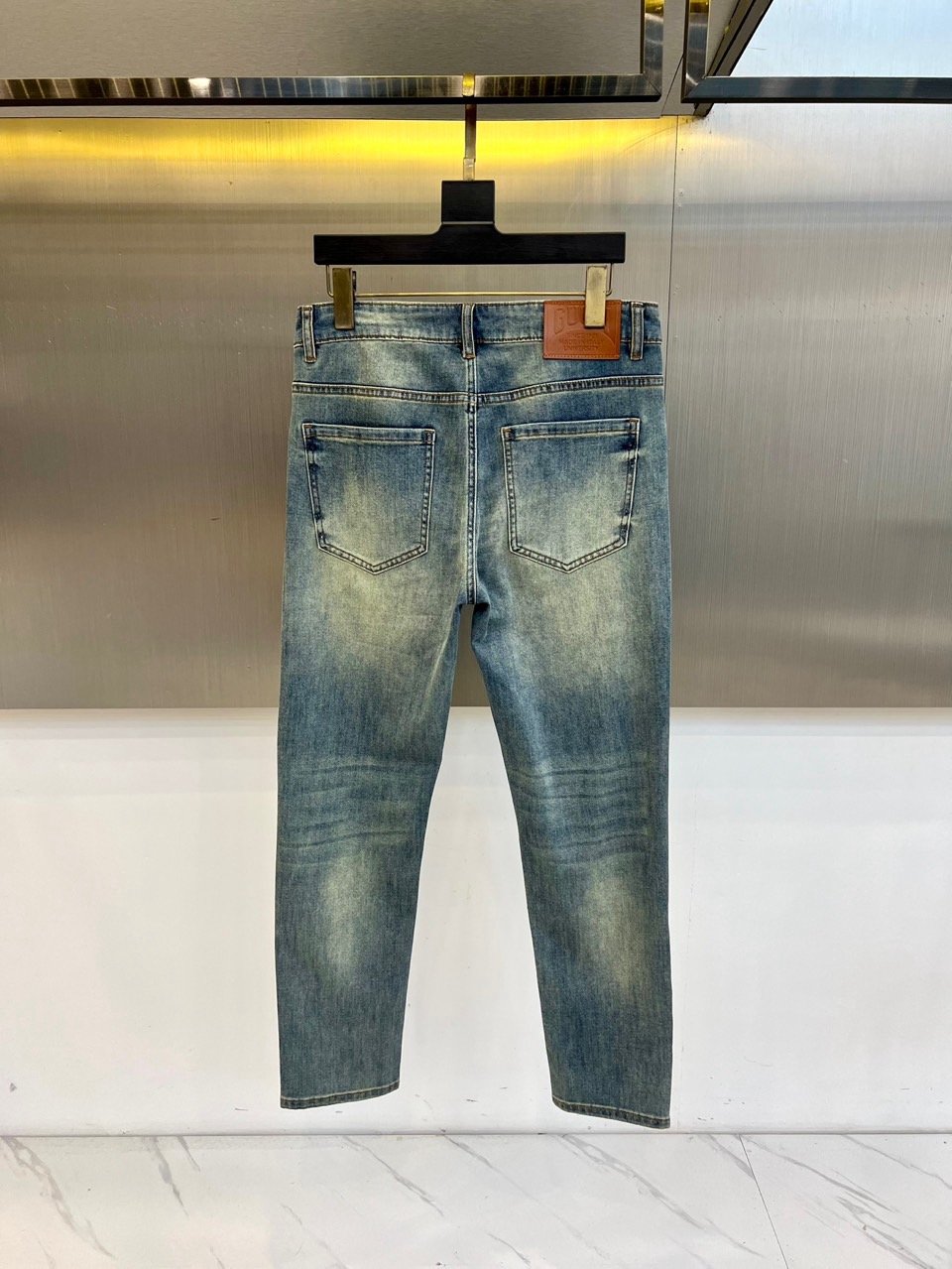 Gucc古驰、2026春夏新品牛仔裤重磅登场，这条牛仔裤以街头潮流与轻奢设计碰撞出独特风格。经典水洗牛仔