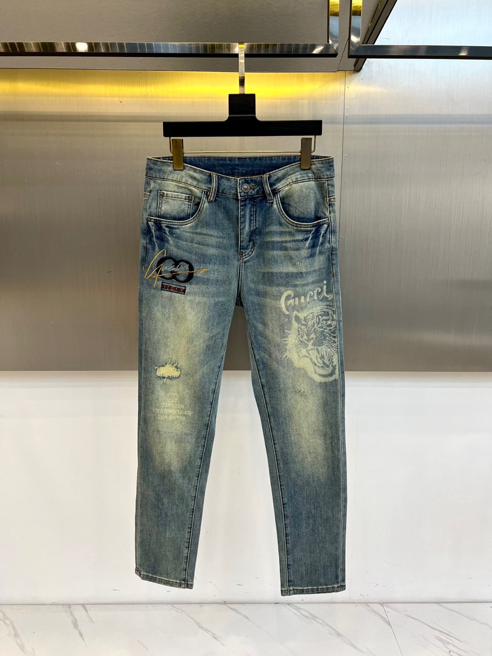 Gucc古驰、2026春夏新品牛仔裤重磅登场，这条牛仔裤以街头潮流与轻奢设计碰撞出独特风格。经典水洗牛仔