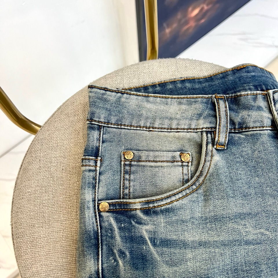 Dio迪奥、2026春夏新品牛仔裤，以经典水洗色调重塑日常穿搭的时髦边界。后腰处几何印花织带暗藏巧思，后