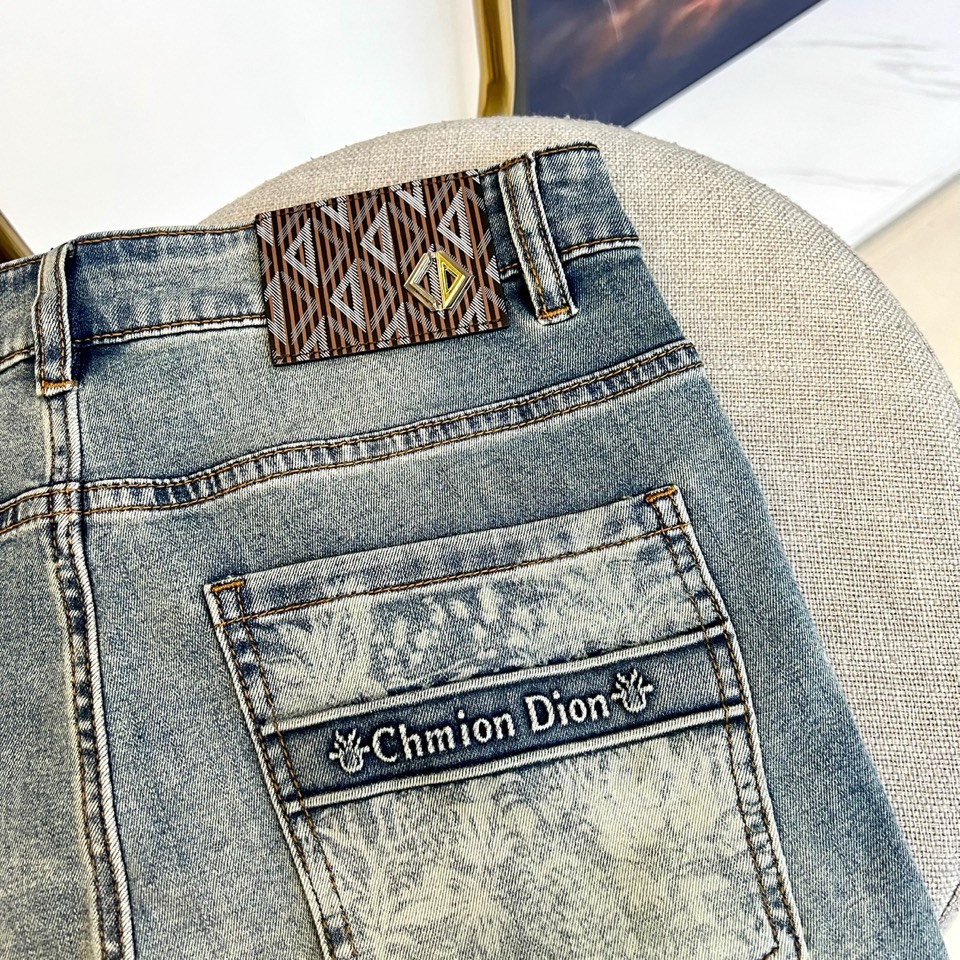 Dio迪奥、2026春夏新品牛仔裤，以经典水洗色调重塑日常穿搭的时髦边界。后腰处几何印花织带暗藏巧思，后