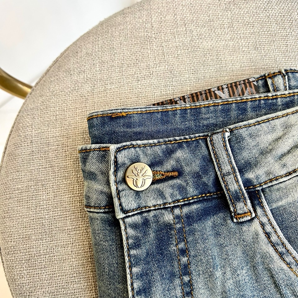 Dio迪奥、2026春夏新品牛仔裤，以经典水洗色调重塑日常穿搭的时髦边界。后腰处几何印花织带暗藏巧思，后