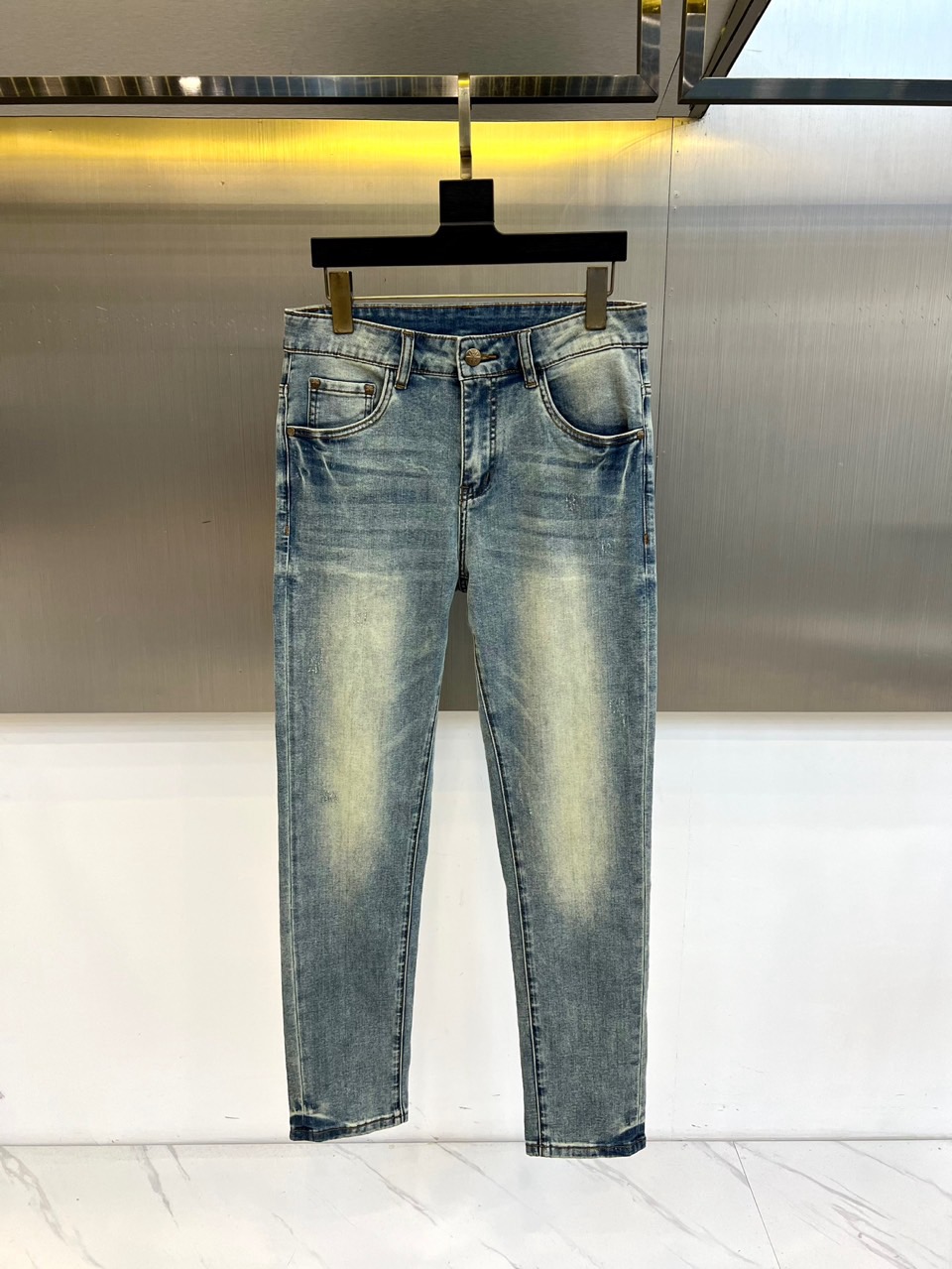 Dio迪奥、2026春夏新品牛仔裤，以经典水洗色调重塑日常穿搭的时髦边界。后腰处几何印花织带暗藏巧思，后