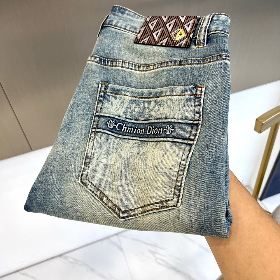 Dio迪奥、2026春夏新品牛仔裤，以经典水洗色调重塑日常穿搭的时髦边界。后腰处几何印花织带暗藏巧思，后