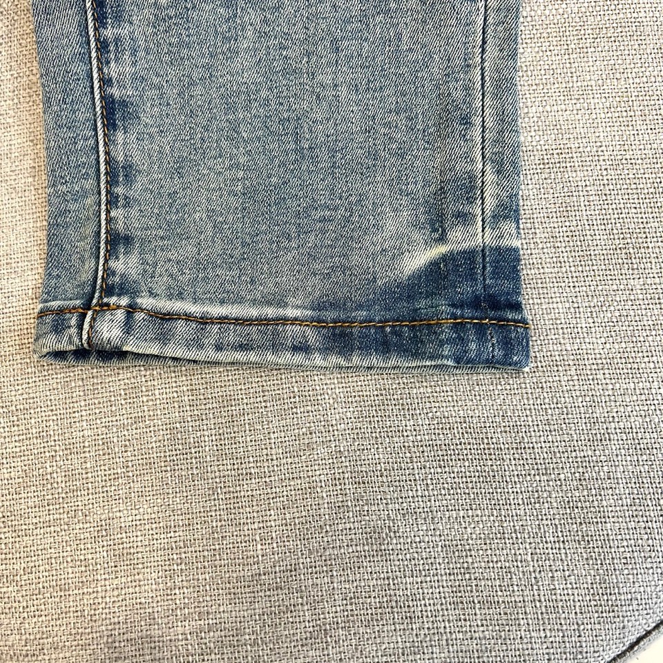 Dio迪奥、2026春夏新品牛仔裤，以经典水洗色调重塑日常穿搭的时髦边界。后腰处几何印花织带暗藏巧思，后