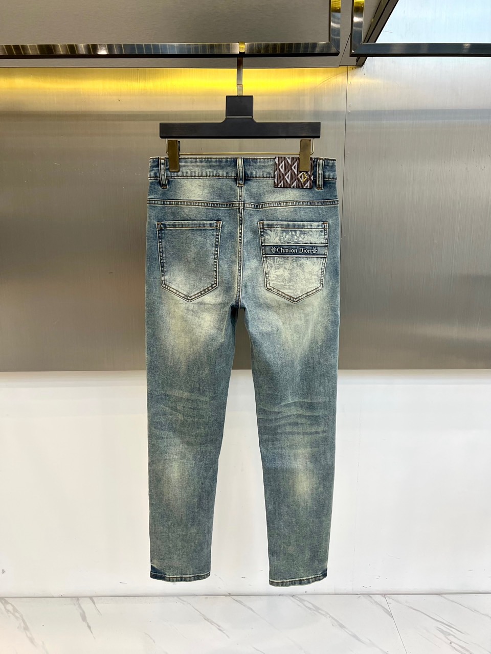 Dio迪奥、2026春夏新品牛仔裤，以经典水洗色调重塑日常穿搭的时髦边界。后腰处几何印花织带暗藏巧思，后