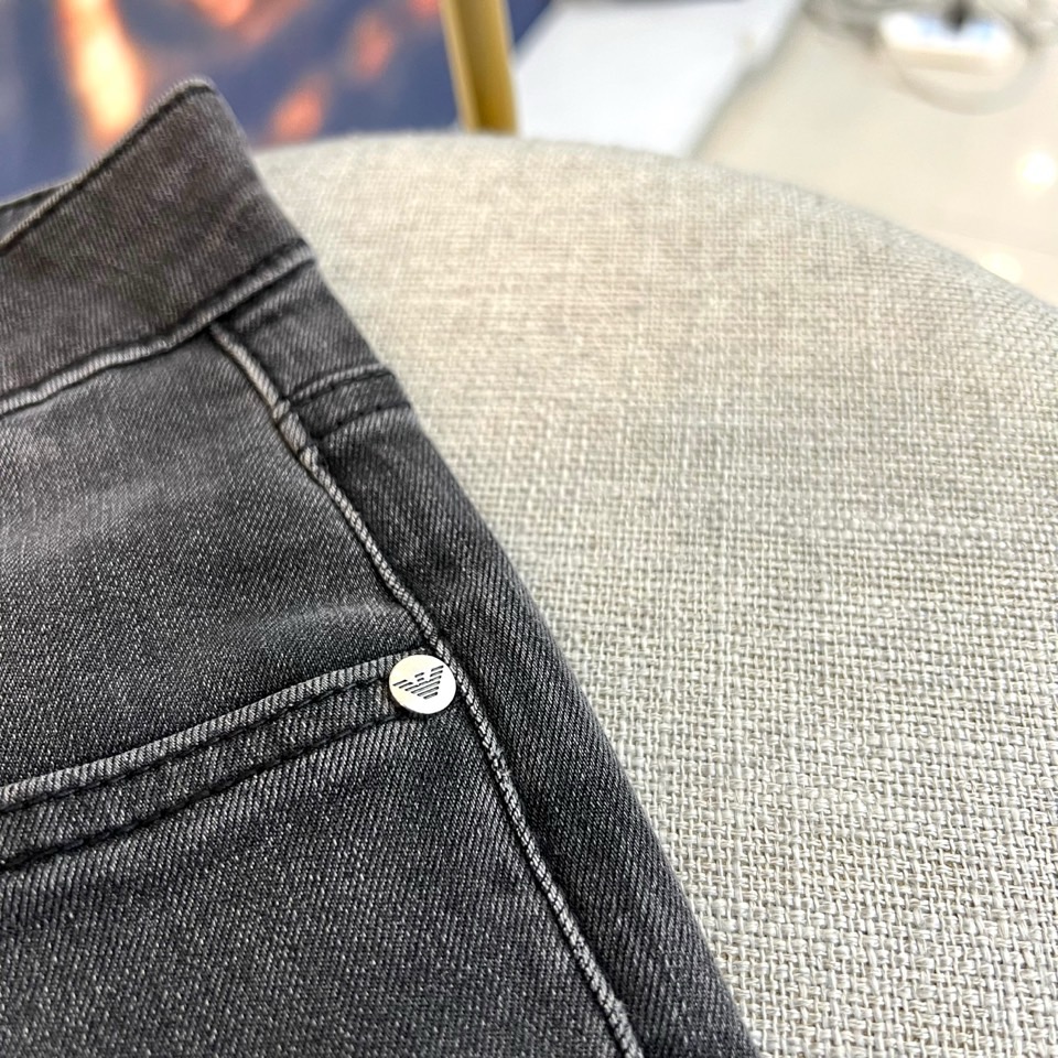 ARM阿玛尼、2026春夏新品牛仔裤，以经典水洗为底色，采用修身直筒剪裁完美贴合腿型，既显瘦又保留舒适活
