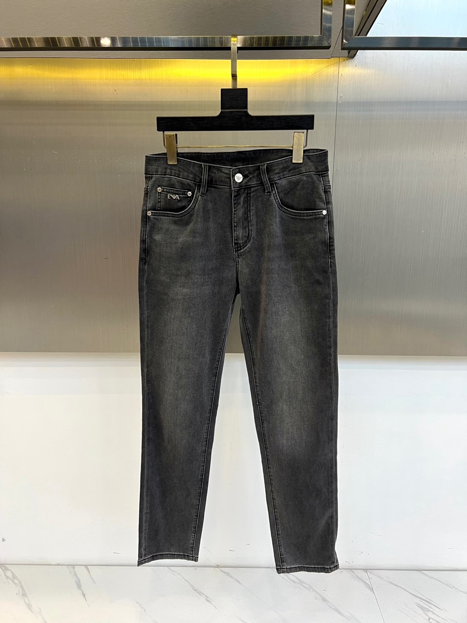 ARM阿玛尼、2026春夏新品牛仔裤，以经典水洗为底色，采用修身直筒剪裁完美贴合腿型，既显瘦又保留舒适活