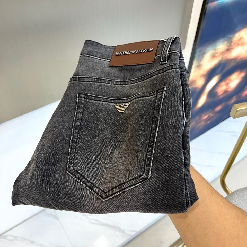 ARM阿玛尼、2026春夏新品牛仔裤，以经典水洗为底色，采用修身直筒剪裁完美贴合腿型，既显瘦又保留舒适活