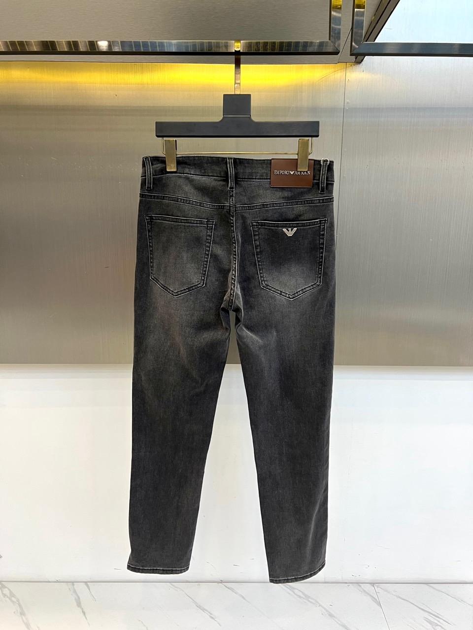 ARM阿玛尼、2026春夏新品牛仔裤，以经典水洗为底色，采用修身直筒剪裁完美贴合腿型，既显瘦又保留舒适活