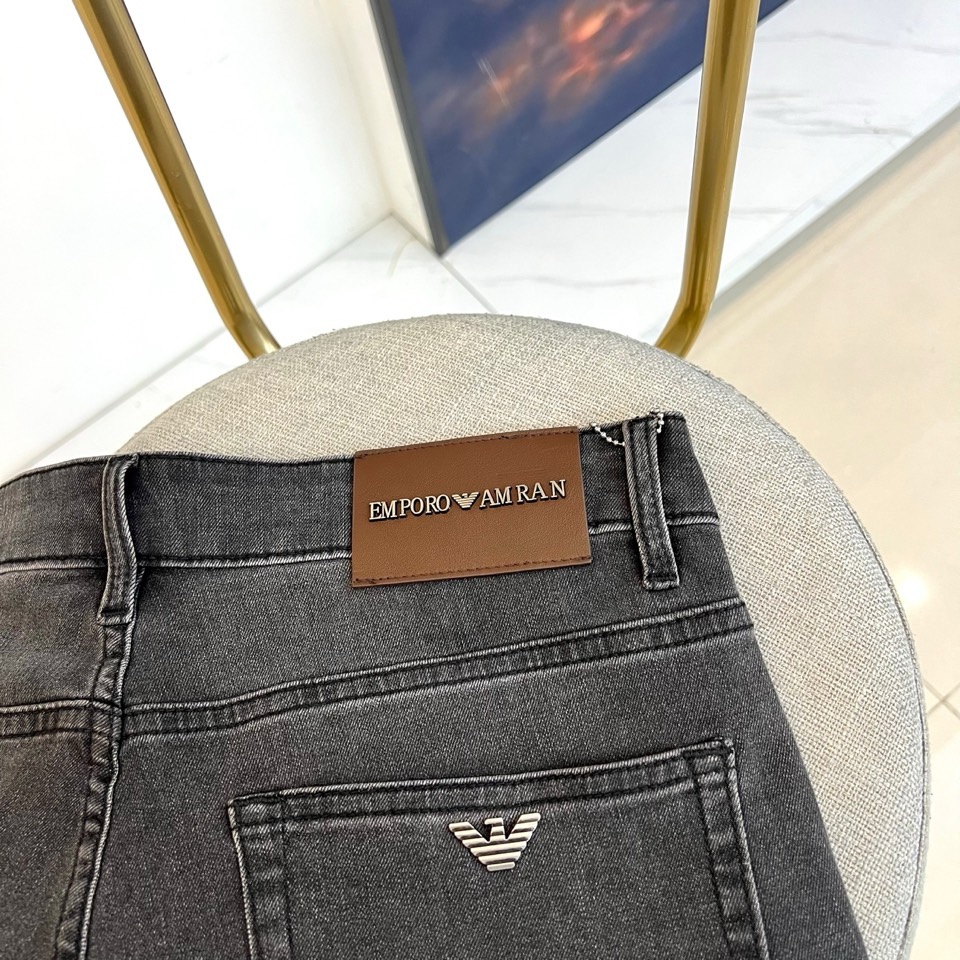 ARM阿玛尼、2026春夏新品牛仔裤，以经典水洗为底色，采用修身直筒剪裁完美贴合腿型，既显瘦又保留舒适活
