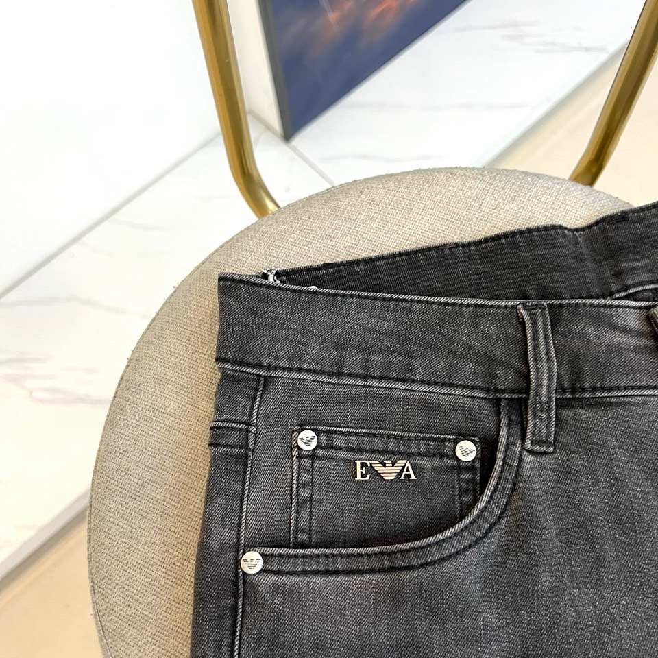 ARM阿玛尼、2026春夏新品牛仔裤，以经典水洗为底色，采用修身直筒剪裁完美贴合腿型，既显瘦又保留舒适活