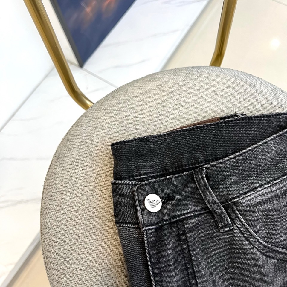 ARM阿玛尼、2026春夏新品牛仔裤，以经典水洗为底色，采用修身直筒剪裁完美贴合腿型，既显瘦又保留舒适活