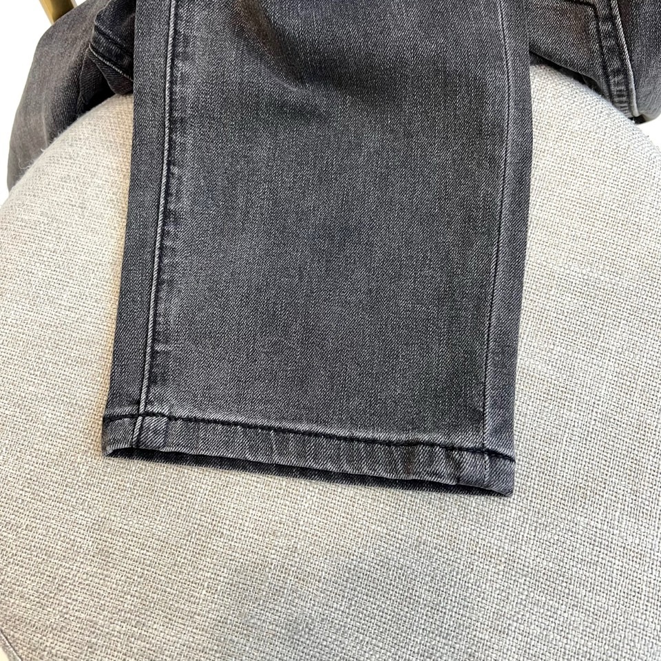 ARM阿玛尼、2026春夏新品牛仔裤，以经典水洗为底色，采用修身直筒剪裁完美贴合腿型，既显瘦又保留舒适活