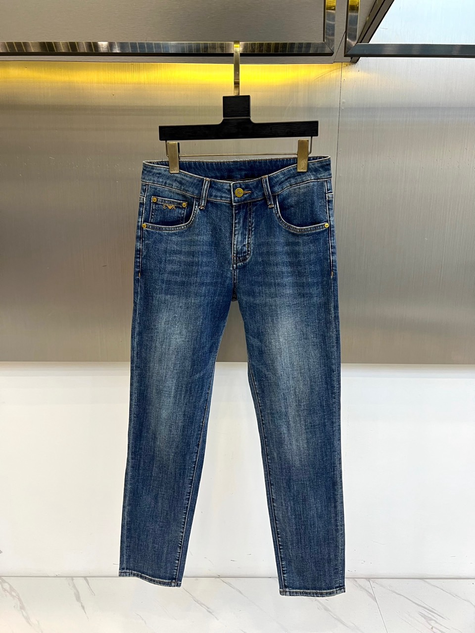 ARM阿玛尼、2026春夏新品牛仔裤，以经典水洗为底色，采用修身直筒剪裁完美贴合腿型，既显瘦又保留舒适活