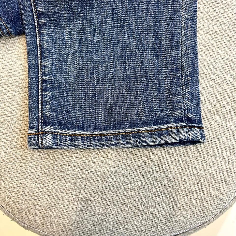 ARM阿玛尼、2026春夏新品牛仔裤，以经典水洗为底色，采用修身直筒剪裁完美贴合腿型，既显瘦又保留舒适活