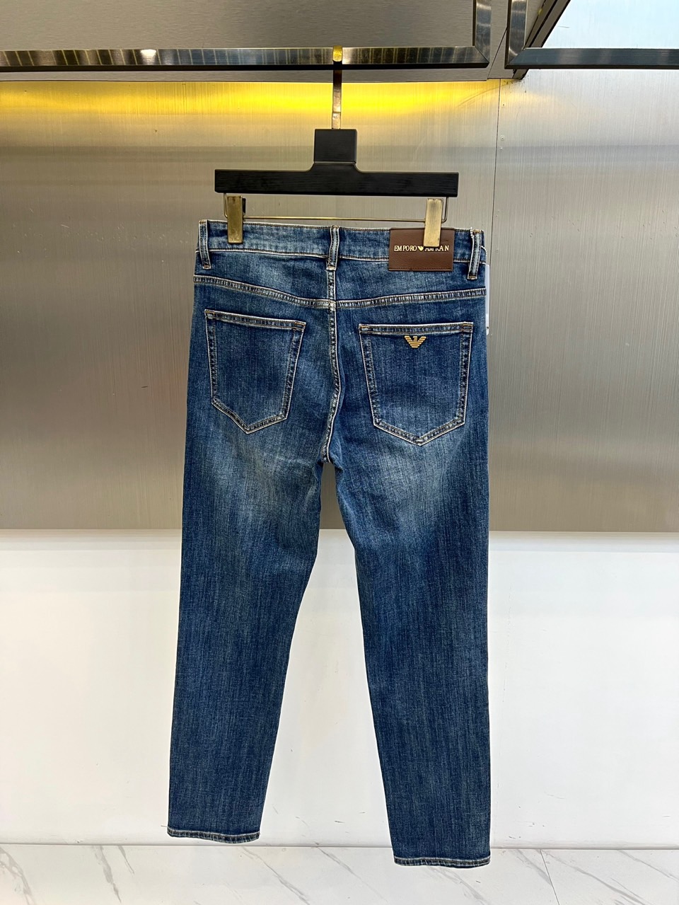 ARM阿玛尼、2026春夏新品牛仔裤，以经典水洗为底色，采用修身直筒剪裁完美贴合腿型，既显瘦又保留舒适活