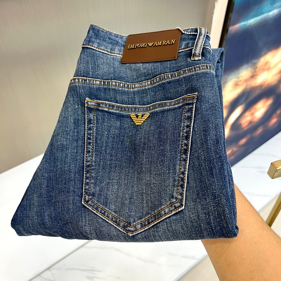 ARM阿玛尼、2026春夏新品牛仔裤，以经典水洗为底色，采用修身直筒剪裁完美贴合腿型，既显瘦又保留舒适活