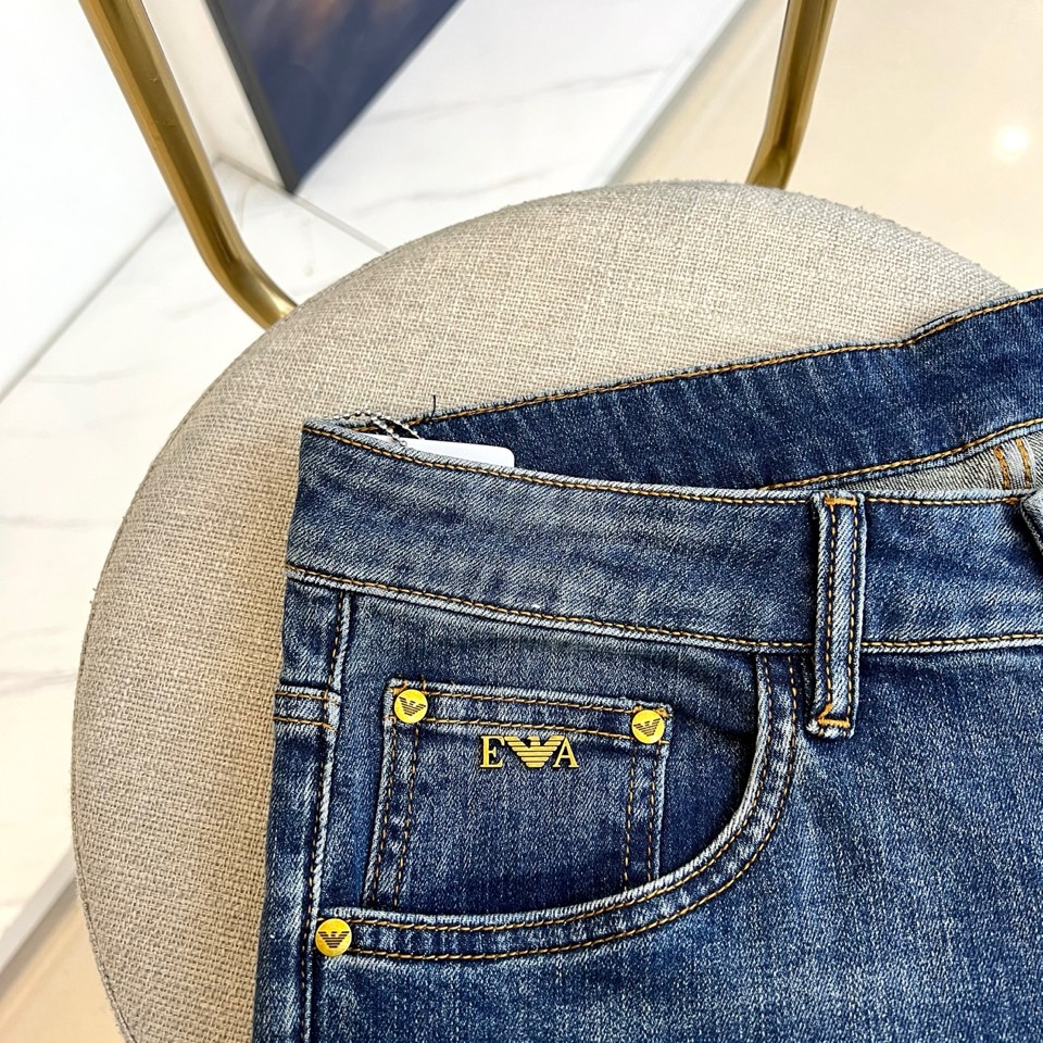 ARM阿玛尼、2026春夏新品牛仔裤，以经典水洗为底色，采用修身直筒剪裁完美贴合腿型，既显瘦又保留舒适活
