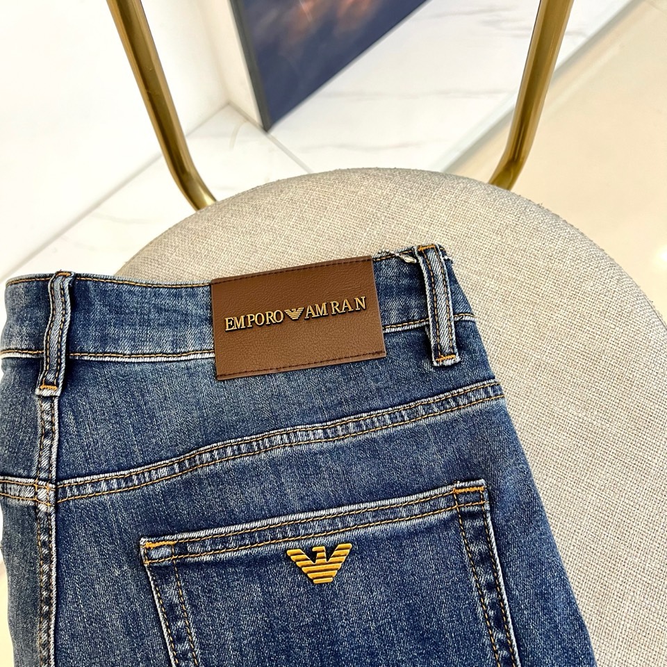 ARM阿玛尼、2026春夏新品牛仔裤，以经典水洗为底色，采用修身直筒剪裁完美贴合腿型，既显瘦又保留舒适活