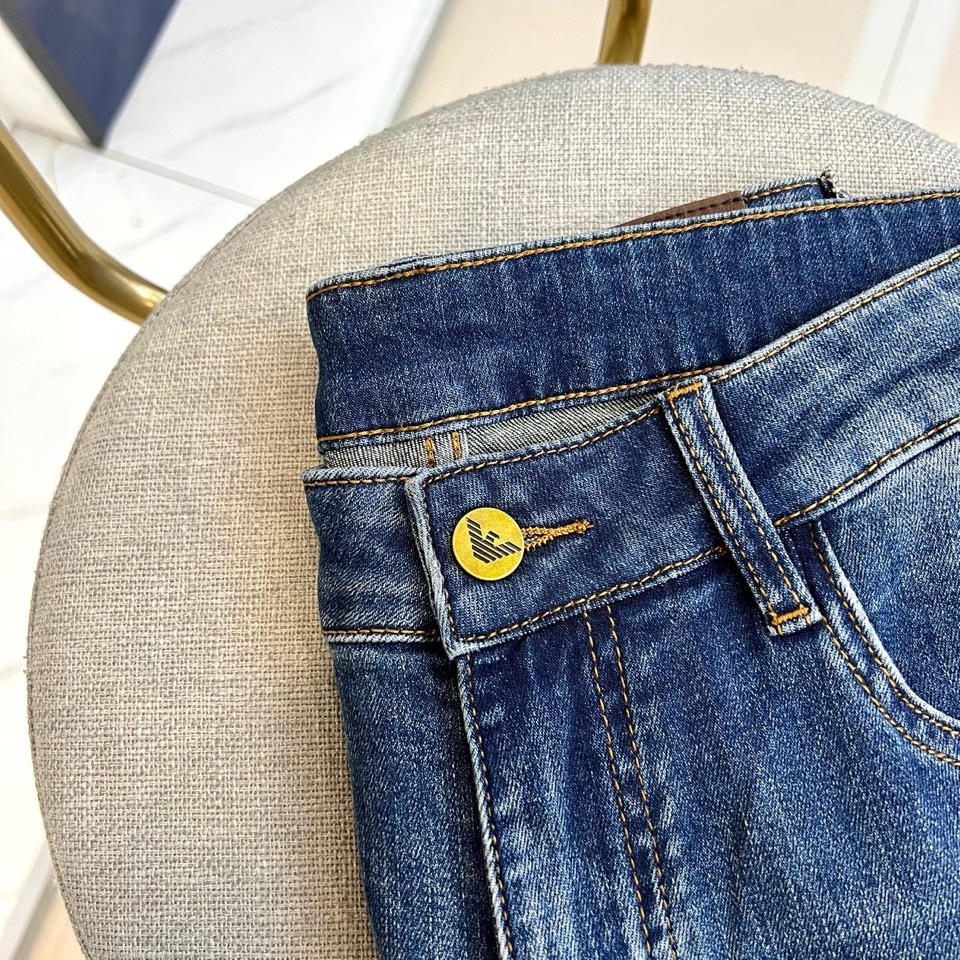 ARM阿玛尼、2026春夏新品牛仔裤，以经典水洗为底色，采用修身直筒剪裁完美贴合腿型，既显瘦又保留舒适活