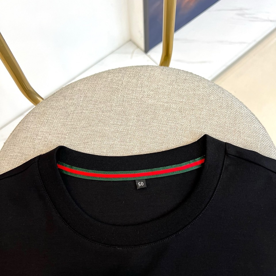 Gucc古驰、2026春夏新品短袖T恤，以纯色为基底，胸前采用立体压花工艺呈现品牌字母标识，简约中暗藏精